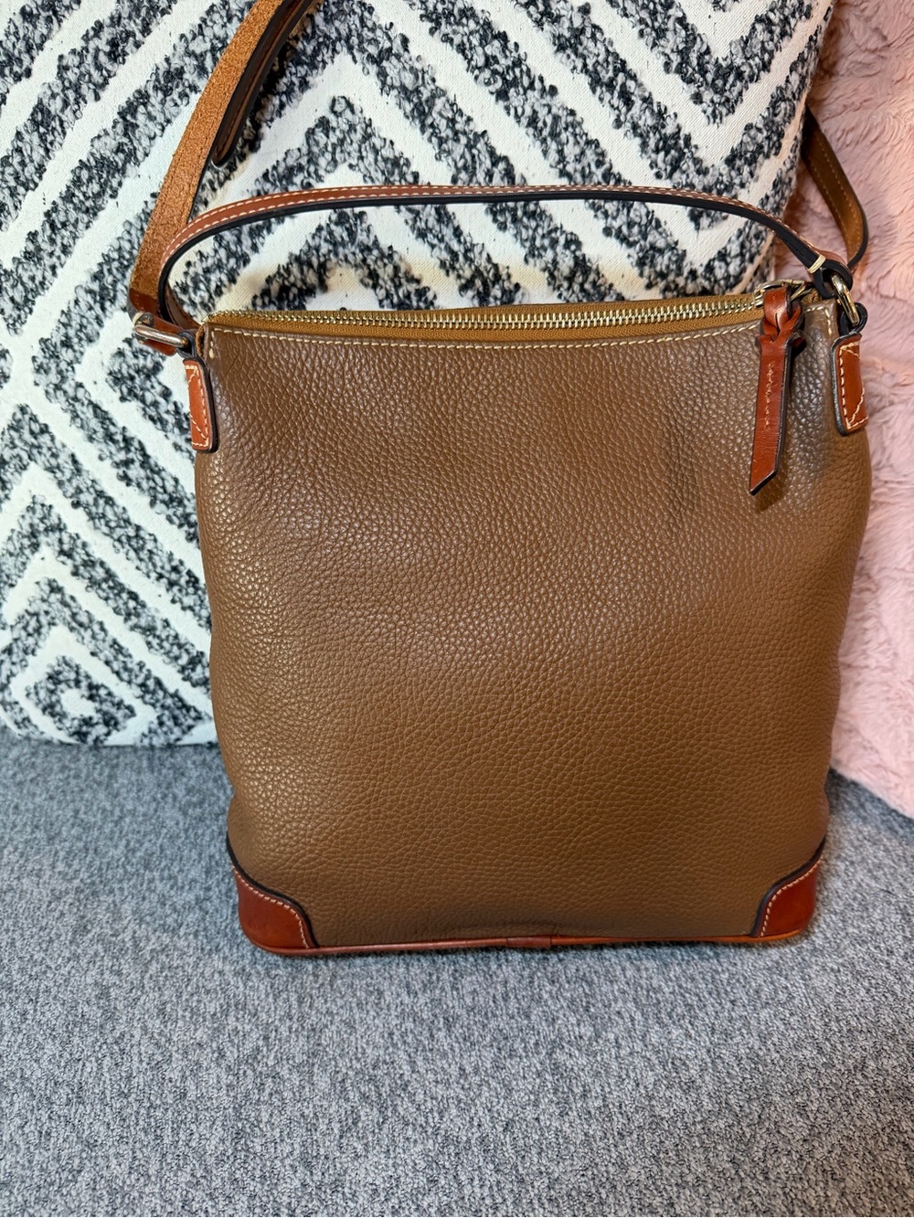 EUC Dooney & Bourke Brown Pebbled Leather Crossbody Bag - Picture 3 of 12